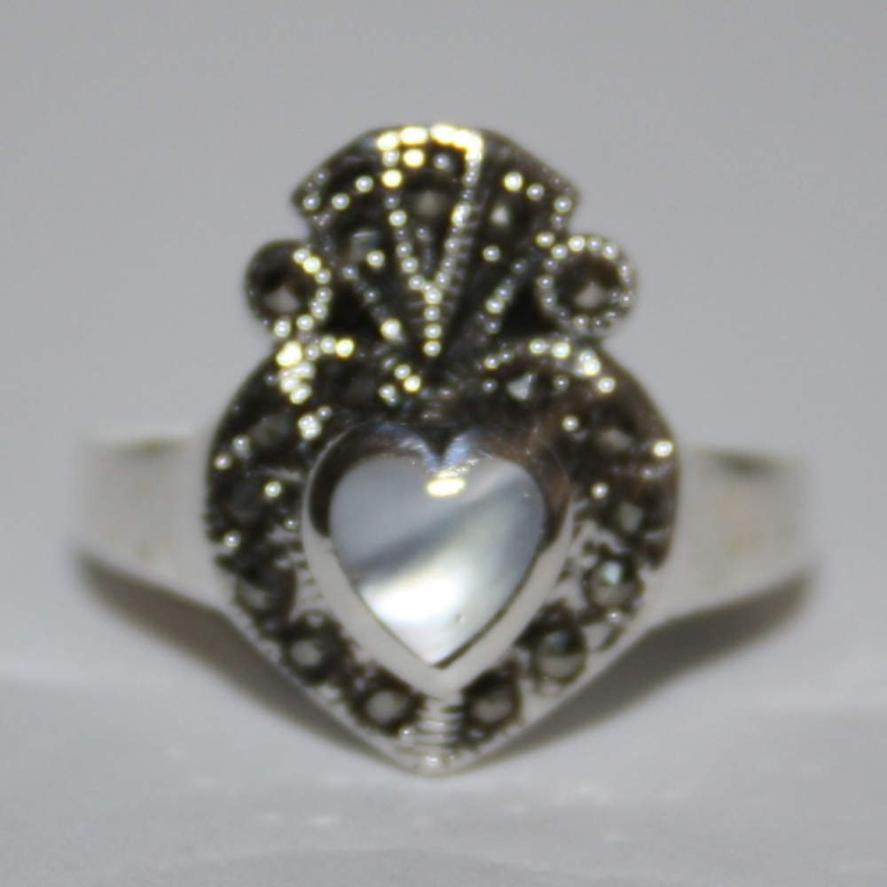 .925 Mother of pearl claddagh heart ring NWT 5 - Picture 3 of 5